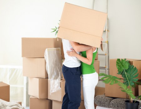 Securely loaded van with protected furniture and stable cargo